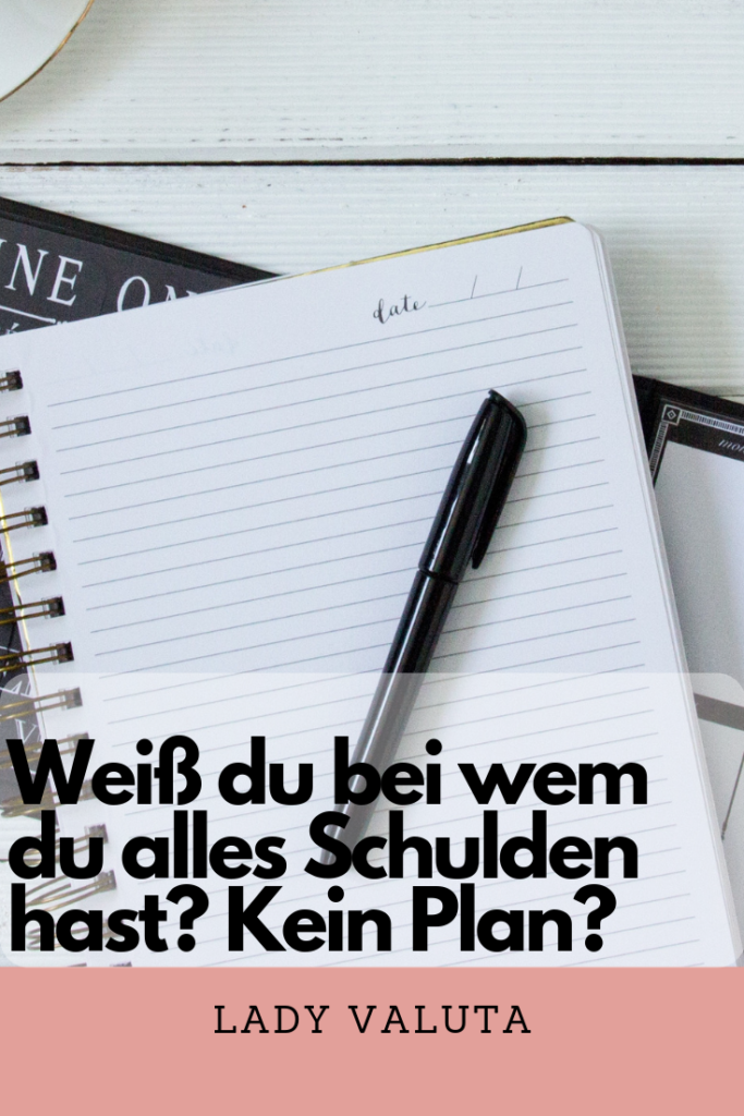 Du benötigst nur einen Stift und Papier, um deinen Übersichtsplan für deine Schulden zu erstellen. Notizblock mit Stift, um den Übersichtsplan für deine Schulden einzutragen